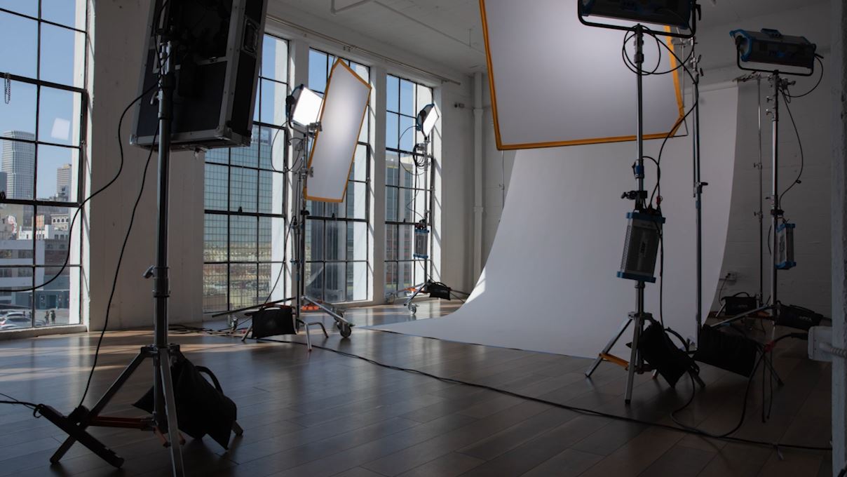 Apex-Photo-Studios-Studio-e-large-skyline-sys-studio-dtla-loft-concrete-wood-windows-natural-light-bts-lights-