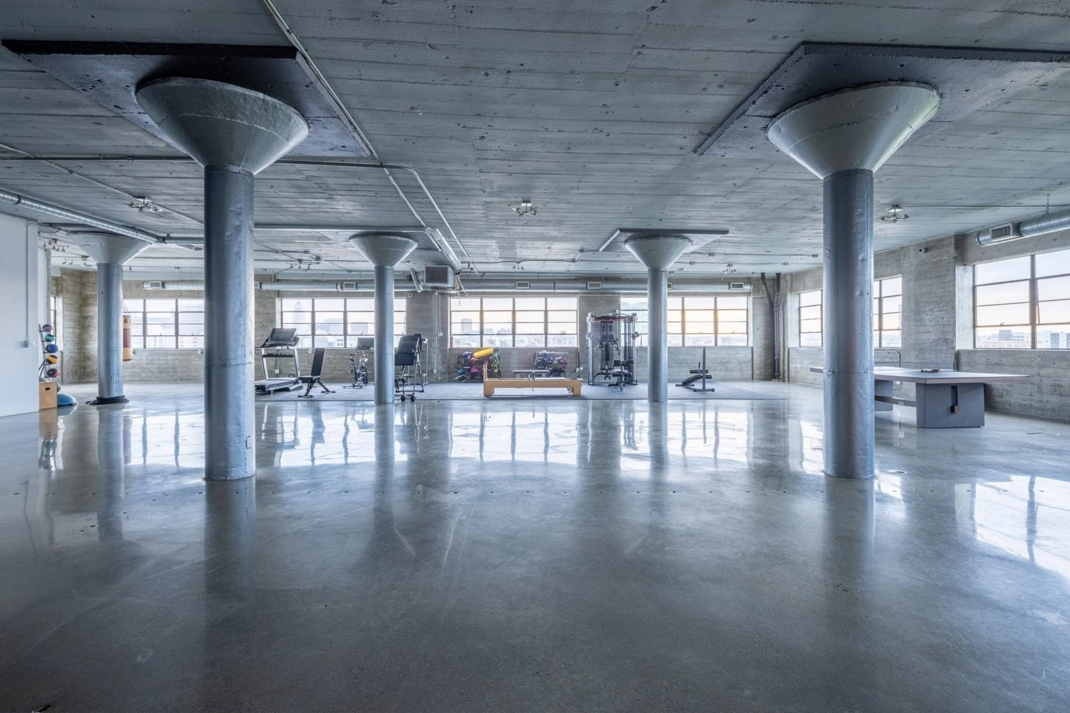 Apex Loft studio that includes gym and black matt flooring. Industrial loft for rent located in Downtown Los Angeles.